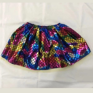 Dettaglio gonna tutu arcobaleno con motivo a scaglie dorate ed elastico in vita