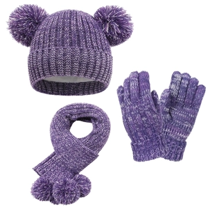 Dettaglio del set in maglia viola con cappello a doppio pompon, sciarpa e guanti