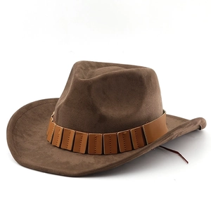 Klassischer brauner Wildleder-Cowboyhut mit Vintage-Lederband auf weißem Hintergrund