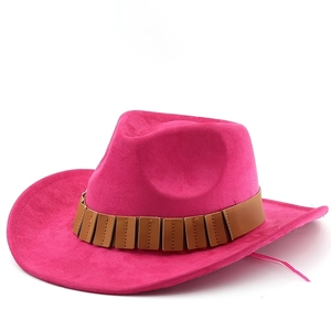 Detailansicht eines magenta Filz-Cowboyhuts mit klassischem braunem Lederzierband