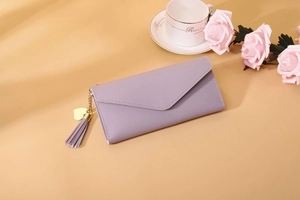 Lange hellviolette Brieftasche mit Lychee-Struktur, Quaste und goldenem Herzanhänger