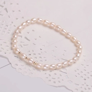 Elegante natuurlijke zoetwaterparel armband met gouden kralen op wit kant decor