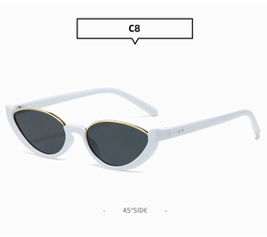 Dettaglio occhiali da sole cat-eye bianchi a mezza montatura con bordo dorato e rivetti