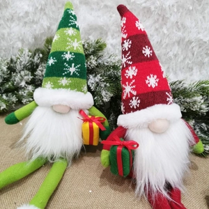 Coppia di gnomi natalizi festivi con cappelli di maglia e regali per decorazioni da tavolo