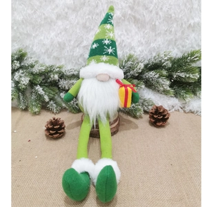 Gnomo di Natale di peluche con cappello verde a fiocchi di neve e piccola scatola regalo