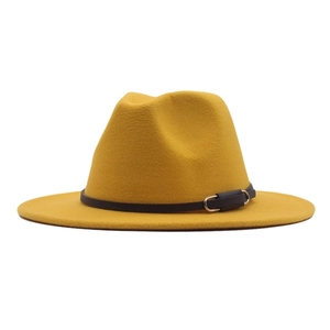 Gelber Wollfilz Fedora Hut mit schwarzem Gürtel und Metallschnalle, Vintage Winterhut.