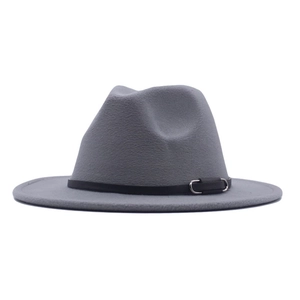 Grauer Wollfedora Hut für Damen, breite Krempe mit schwarzem Ledergürtel und Metallschnalle.