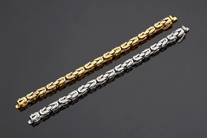 Détail de bracelets byzantins en forme de V en finitions or et argent avec fermoirs