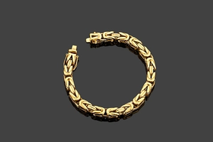 Détail macro du bracelet chaîne byzantine dorée avec fermoir mousqueton sécurisé