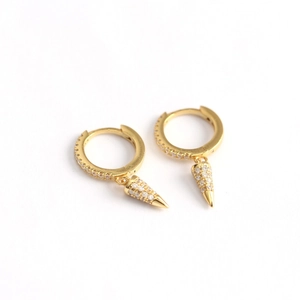 Eleganti orecchini in argento 925 placcato oro con cono geometrico e zirconi incastonati