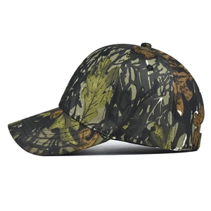 Détail de la casquette de baseball en coton camouflage avec motif de feuilles de jungle