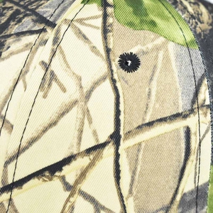 Détail du tissu en coton camouflage avec des coutures soignées et des œillets d'aération