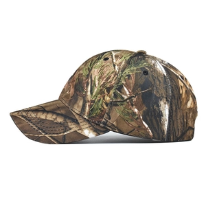 Détail d'une casquette de baseball camouflage avec motif forêt et coutures renforcées