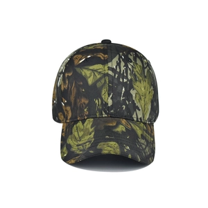 Vue détaillée de face d'une casquette de baseball camouflage avec des motifs de feuilles