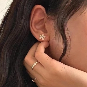 S925 silver flower stud earrings with gold hammered texture and matching minimalist ring