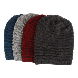Détail de quatre bonnets en maille en marine, gris, bordeaux et marron à texture côtelée