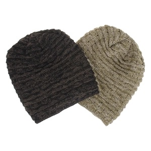 Gros plan détaillé de bonnets en maille marron et beige montrant la texture côtelée