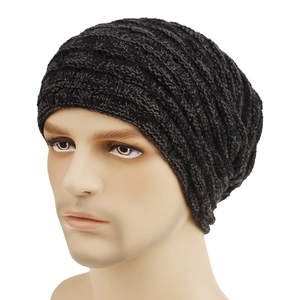 Détail du bonnet en grosse maille gris foncé avec doublure polaire chaude pour hommes