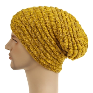Gros plan du bonnet jaune gingembre montrant la texture en grosse maille côtelée