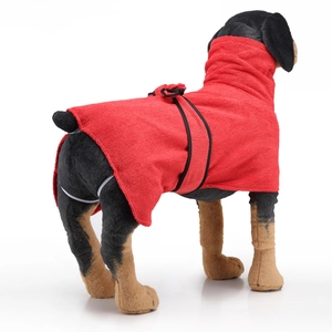 Dettaglio dell'accappatoio assorbente rosso per cani con bordi e cintura neri