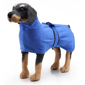 Dettaglio dell'accappatoio blu assorbente per cani con collo alto e cintura in vita