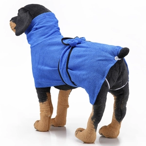 Vista dettagliata di un accappatoio blu assorbente in microfibra per cani con collo alto