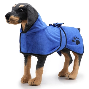 Dettaglio dell'accappatoio blu per animali con cappuccio e motivo a zampa nera