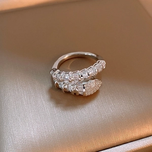Zilveren slangvormige ring met baguette-zirkonia op een luxe getextureerde juwelendoos
