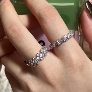 Ring-Set mit rosa Zirkon-Blume und ovalem Edelstein auf dem Finger
