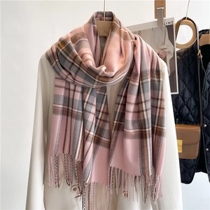 Sciarpa a quadri rosa effetto cashmere con frange su gruccia con blazer bianco