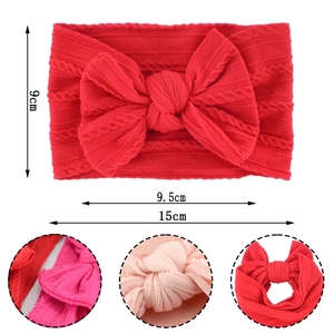 Red knit baby headband with cable texture bow and 9x15cm size measurement details