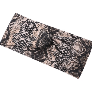 Elegante diadema ancha con estampado de serpiente y diseño de nudo giratorio