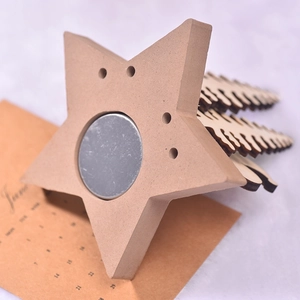 Star-shaped wooden Christmas candle holder with magnetic disk for festive table decor