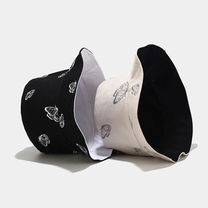 Bob réversible pour femme avec imprimé papillon en coton de couleur noir et beige