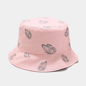 Détail d'un chapeau bob rose en coton avec motif papillon et bord large pour protection solaire