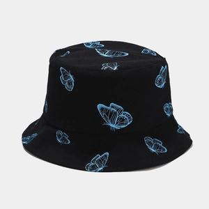 Gros plan sur un bob noir en coton avec imprimés papillon bleus et texture en sergé