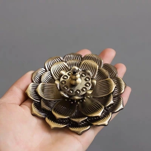 Vue détaillée du porte-encens lotus en bronze avec pétales multicouches et texture métal
