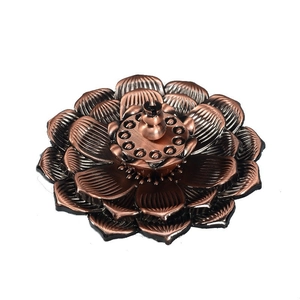 Vue détaillée du porte-encens lotus multicouche avec finition et textures en bronze antique
