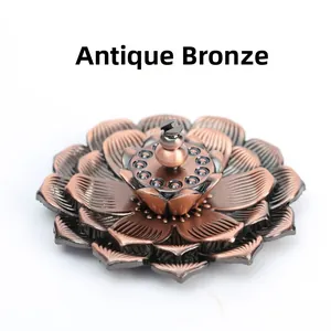 Vue détaillée du porte-encens lotus en bronze montrant les pétales de métal multicouches