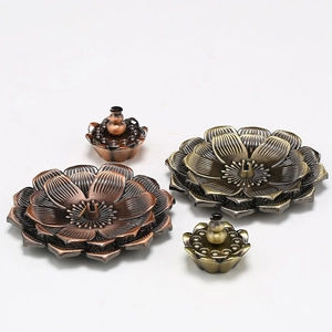 Détail de porte-encens lotus en bronze et or vintage avec des textures en relief précises