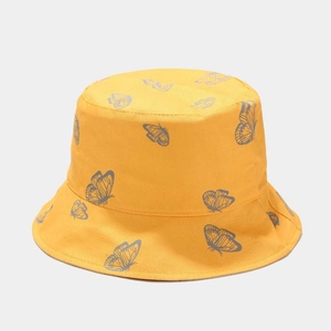 Détail du chapeau bob en coton jaune avec motif papillon gris et texture de toile robuste