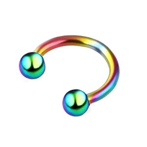 Vista dettagliata di un anello per setto in titanio arcobaleno per piercing al corpo