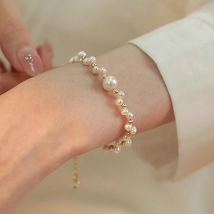 Bracciale di perle fatto a mano con perline dorate al polso per un look minimalista