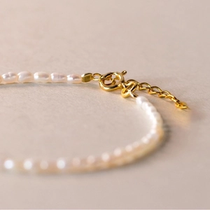 Elegant natural freshwater pearl bracelet with adjustable gold clasp and extension chain