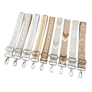 Verstellbare Umhängetaschen-Gurte-Kollektion mit Metallic-Jacquard und Silberhaken