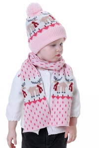 Détail du bonnet en tricot rose avec cache-oreilles et écharpe aux motifs de renne