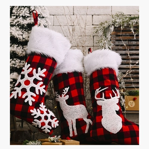 Détails de chaussettes de Noël en tissu écossais rouge et noir avec bordure en fausse fourrure