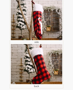 Vue latérale et arrière de chaussettes de Noël à carreaux rouges et noirs avec renne