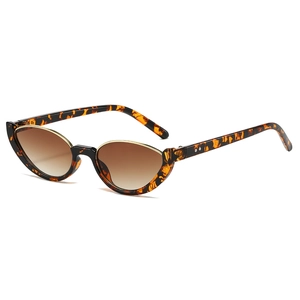 Occhiali da sole cat eye tartarugati con lenti sfumate marroni e dettagli in metallo dorato