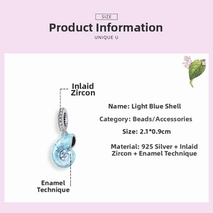 Détail macro du charm coquillage bleu clair en argent 925 avec zircons scintillants